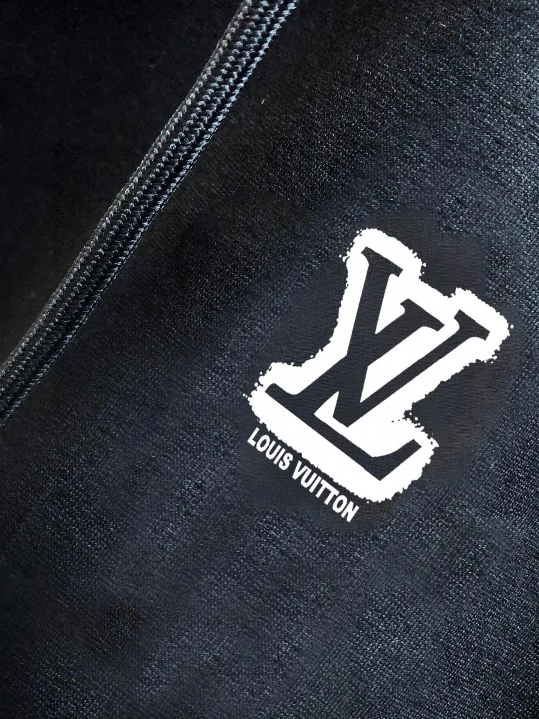 🅿️420 direct batch [LV Louis Vuitton] (Fat Man Gospel) hot-selling suit is coming. Focus on the original version of the official website. 2025 new hot-selling cardigan and sweatshirt suit. The original order is the best. 🇭🇰The meticulous work of top designers. Just for a fitting and perfect upper body effect. 100% natural high-quality Roman cotton, close-fitting comfort, noble and elegant! Original hardware embodies elegance and nobility! Counter size: M-5XL (maximum wear up to 220 pounds)